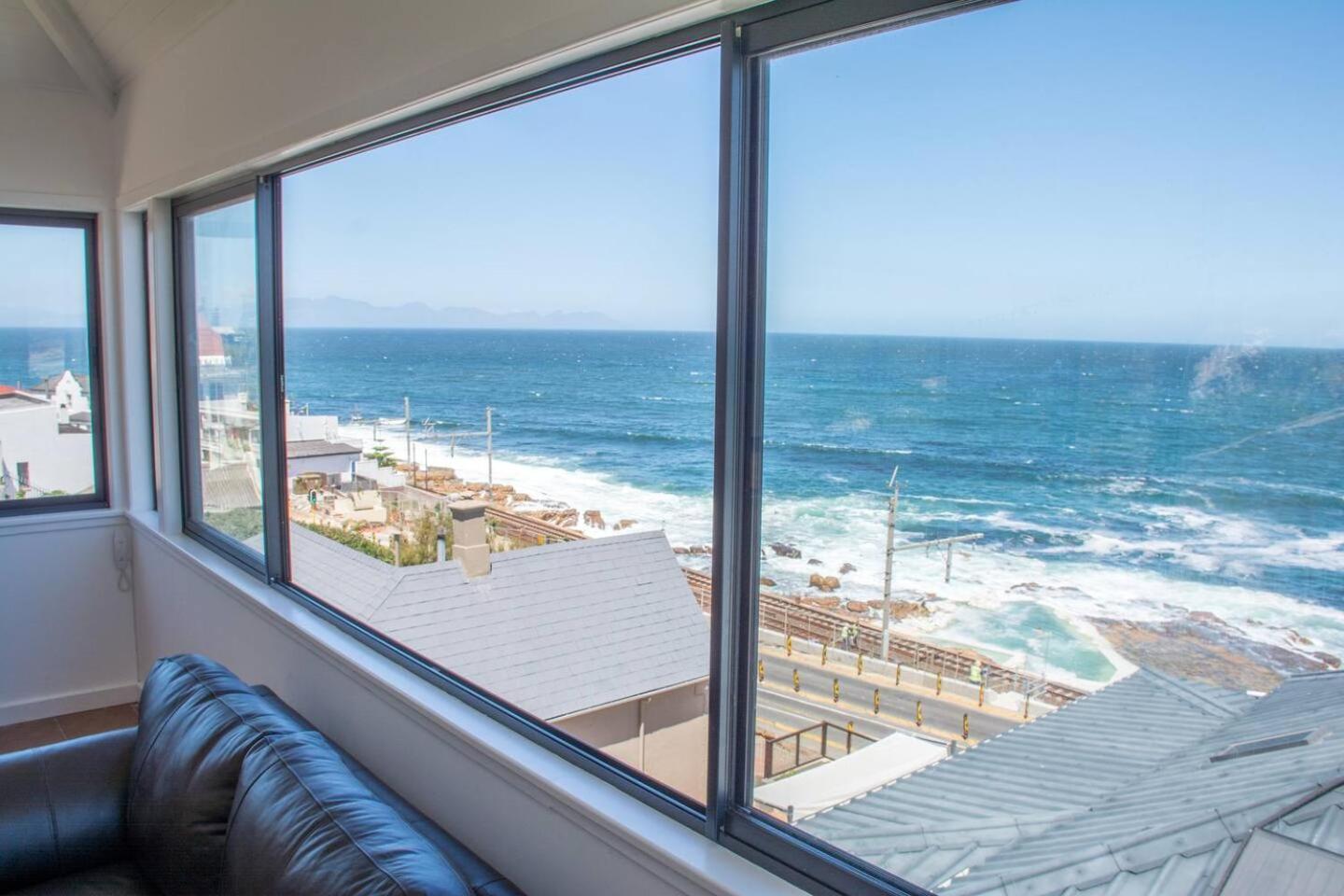 Modern Beach Apartment By Open Home Kalk Bay Exterior photo